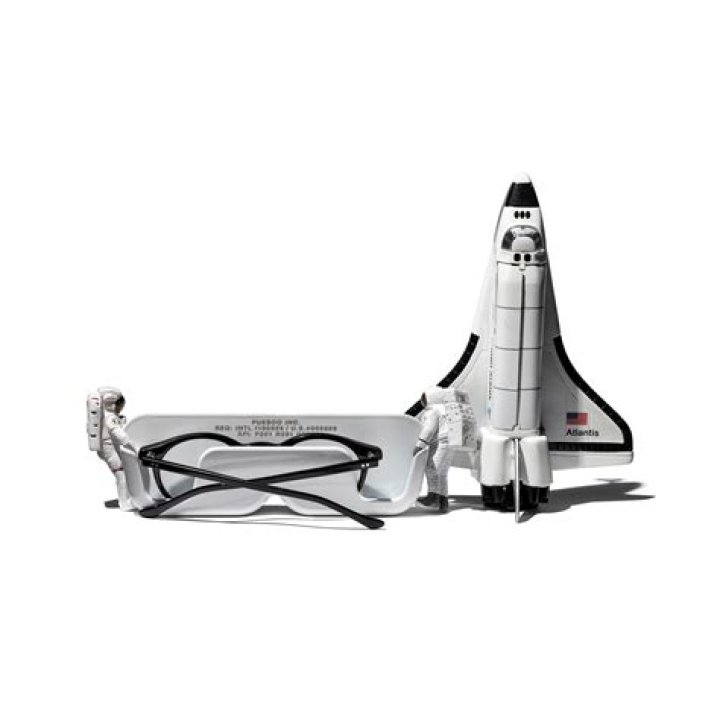 لتحديد موقع الاشخاص في الظلام تستخدم منظار الرؤيه الليليه التي تعمل بالموجات فوق البنفسجيه ( وش جوابه)