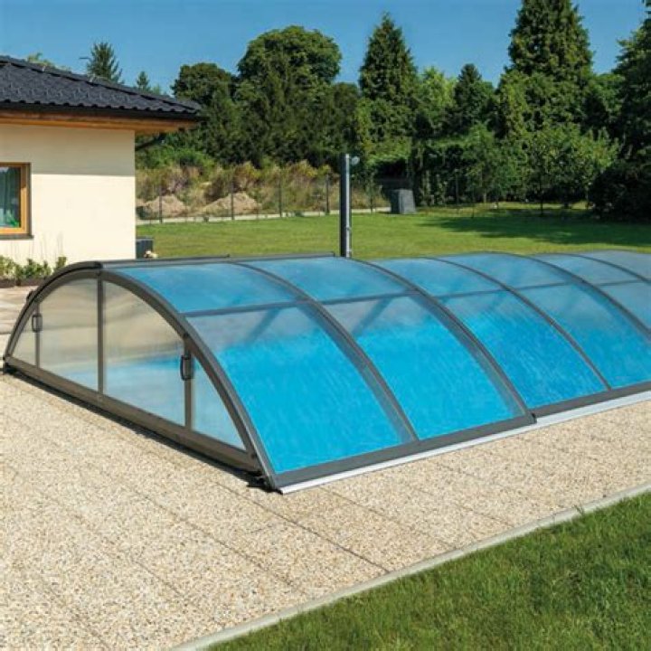 يشترط فيما يستجمر به ان يكون مباحا مثل