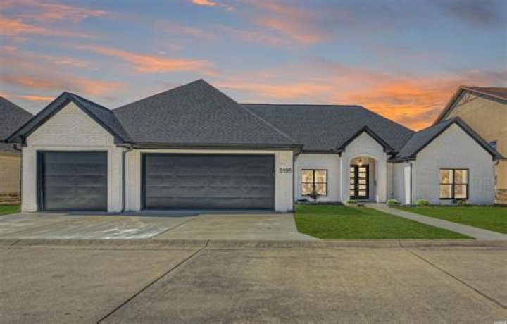 حل : حكم إدخال المصحف إلى موضع قضاء الحاجة هو