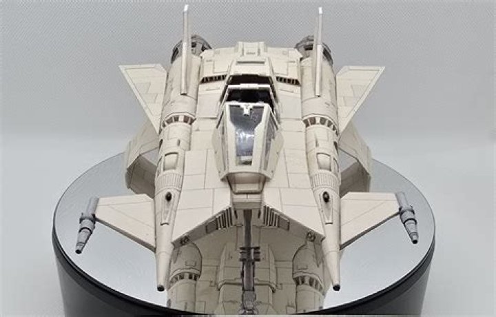 العنصر الذي يعتبر خواصه وسط بين خصائص الفلزات واللافلزات هو