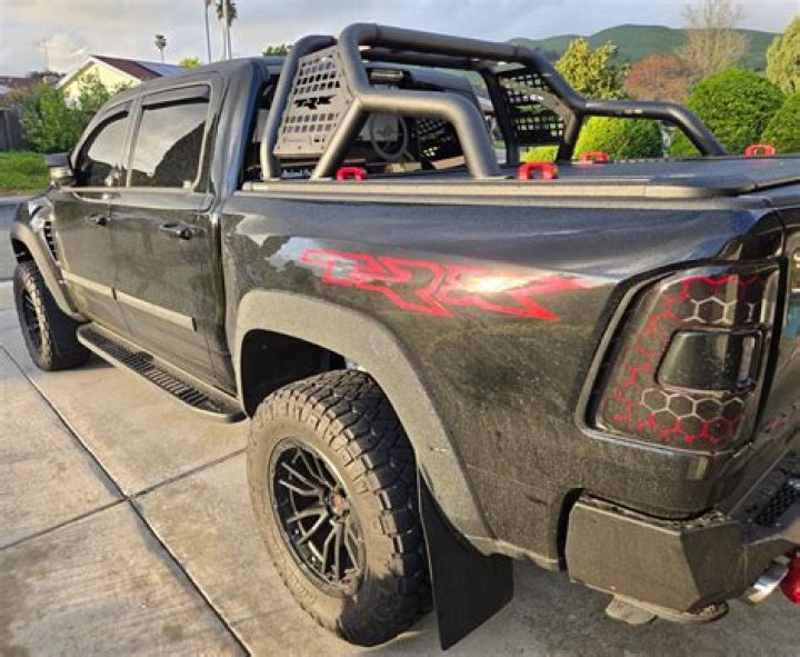 ما هي الألوان التي تناسب اللون الزهري الفاتح