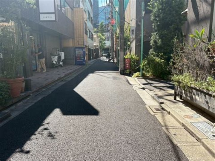 حسب قانون الانعكاس فإن الضوء الساقط على جسم ينعكس