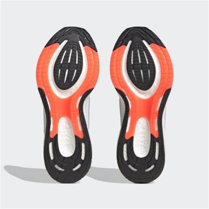 الشاعر شالح العضياني يضرب زميله بالفيديو.. من هو الشاعر شالح العضياني ويكيبيديا