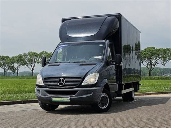 ديانة منى الحسين