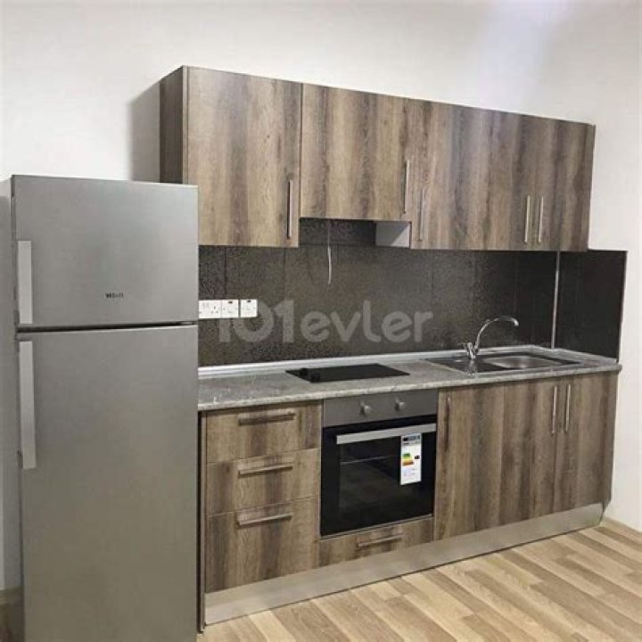 يبيع محل للفواكه صندوق التفاح ب ٣٠ ريال ويقدم عرضا