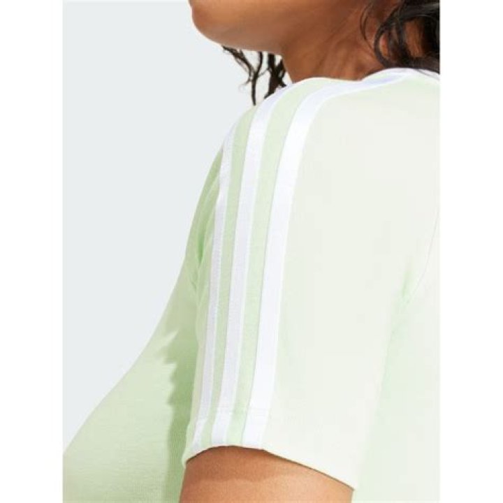 تتميز الطباعة بالقالب في الكرار السريع والطباعة على مساحات واسعة