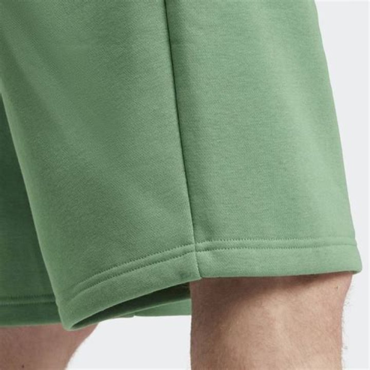 تندفع الصهارة إلى أعلى بين صفيحتين أرضيتين فتنزلق