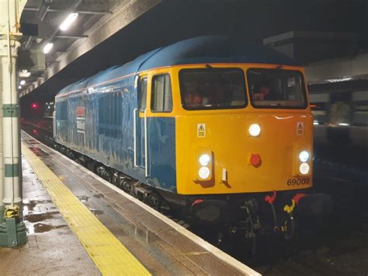 ثوب تقليدي من تراث نجد.. يتميز بأكمامه الطويلة التي تتعدى الركبة.. ويعتبر أحد الأزياء الأساسية في العرضة السعودية المسجلة في قائمة تراث المملكة في #اليونسكو..