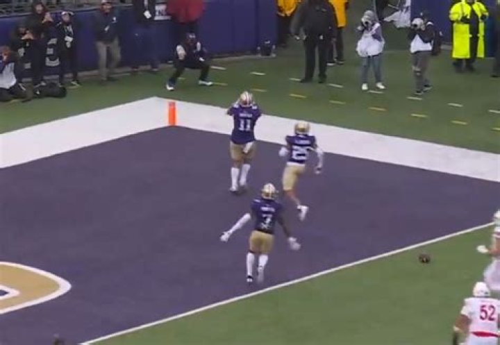 Washington star Alphonzo Tuputala drops ball before end zone to celebrate TD as football fans ask 'how do you do that?'