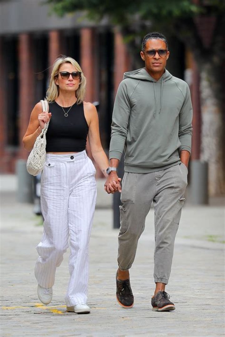 Amy Robach and TJ Holmes Hold Hands in NYC: Photos
