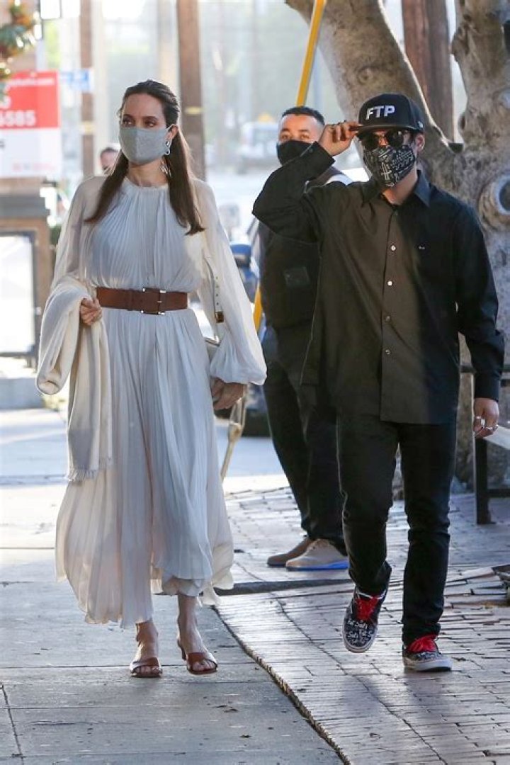 Angelina Jolie dons mask and gloves to shop with daughter Vivienne, 11, as ex Brad Pitt struggles to mend bond with kids – The US Sun