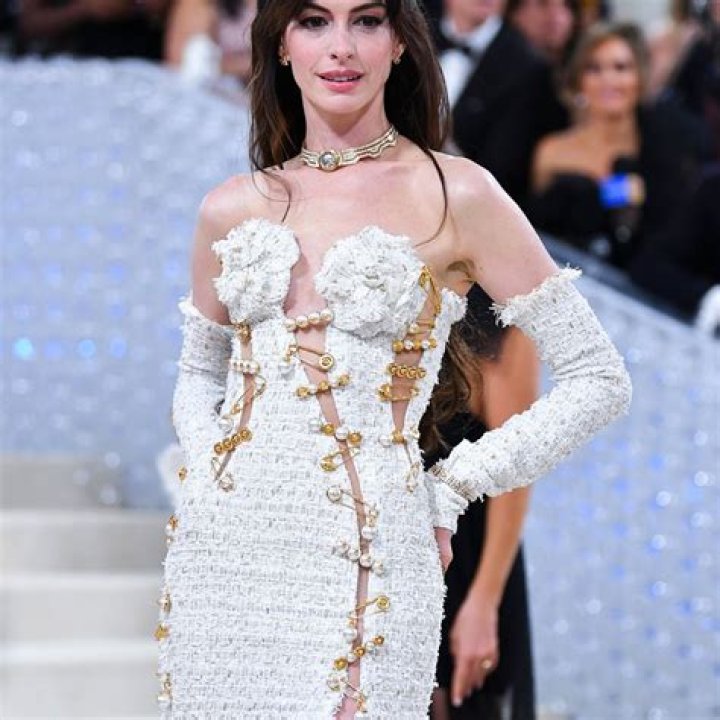 Anne Hathaway on Her "Disgusting" Smoking Habit, Oscar Advice for NPH