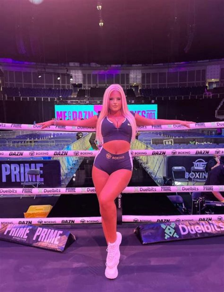 Apollonia Llewellyn shares busty throwback picture of herself in a swimsuit aged 21 as ring girl jumps on viral trend