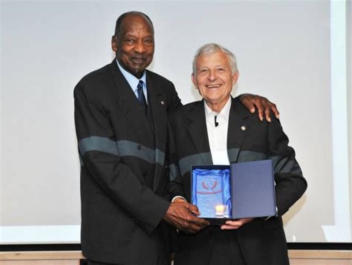 Are Henry Fields and Gurney’s the same?