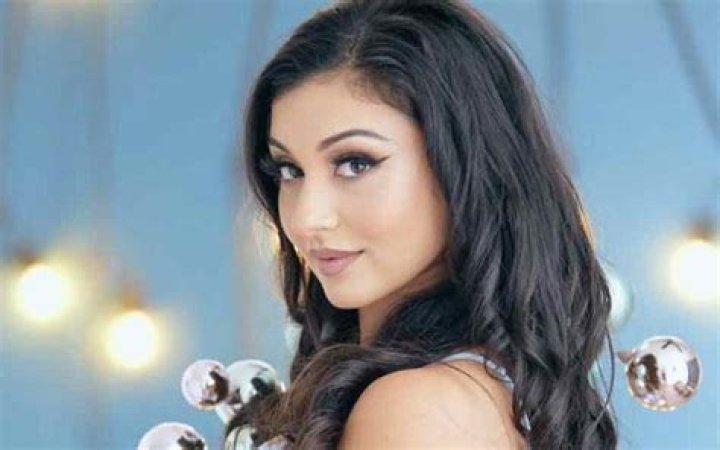 Arianna Grace Gets Into The Holiday Spirit With Cheeky White Lingerie Photo Drop