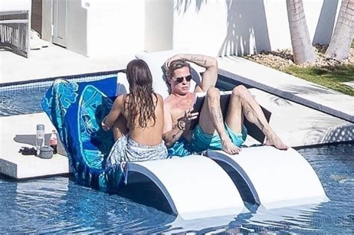 Ashley Greene Topless Picture: Twilight Actress Sunbathes in NYC