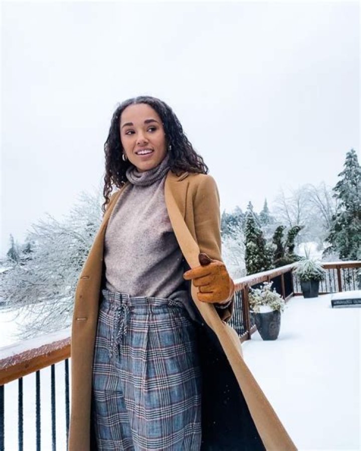 Who is Bachelor in Paradise star Pieper James and how old is she?