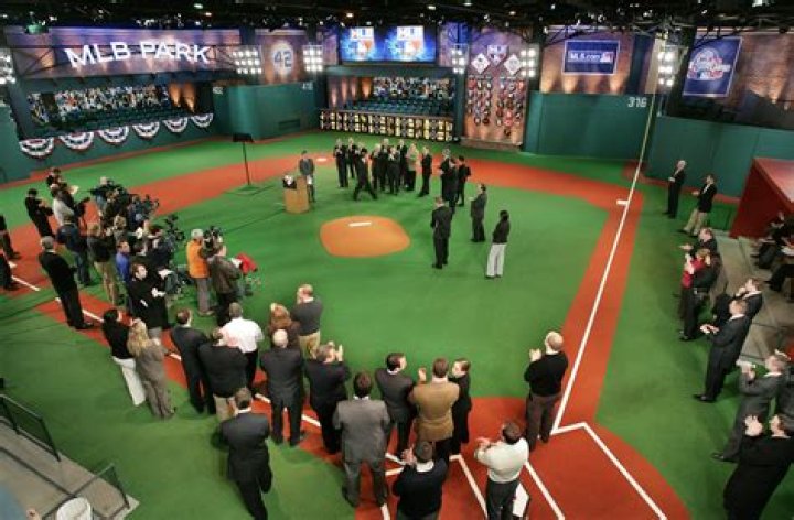 Baseball legends John Smoltz and Al Leiter WON'T appear in MLB Network studios after refusing Covid vaccine
