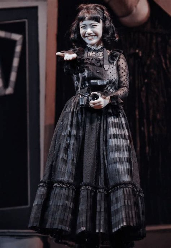 Beetlejuice style and fashion lessons Lydia Deetz