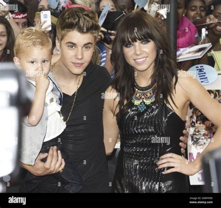 Carly Rae Jepsen Defends Justin Bieber: "He's Doing the Best He Can"