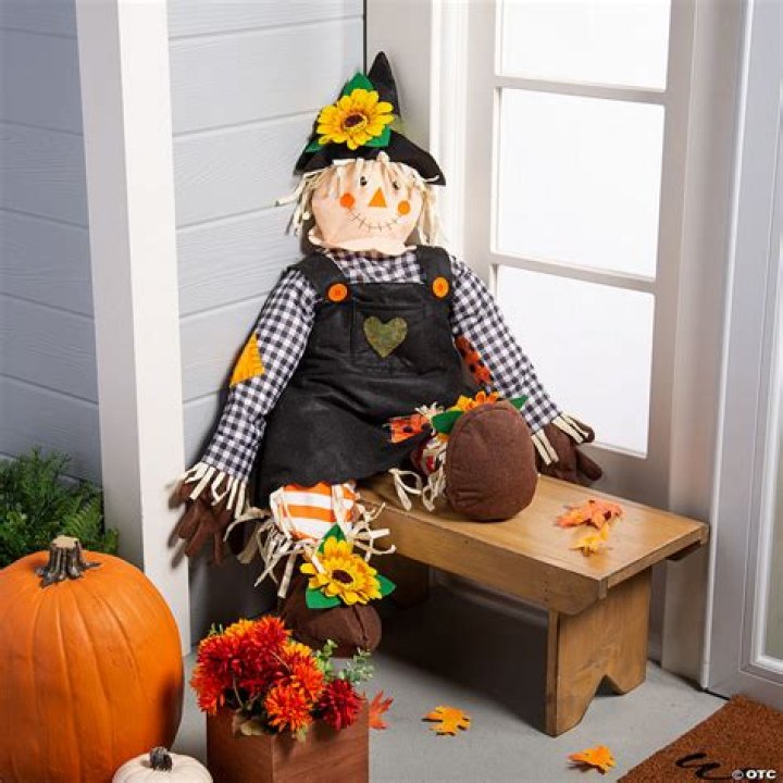 Woman Shocked by Cat's Unexpected Reaction to Halloween Scarecrow