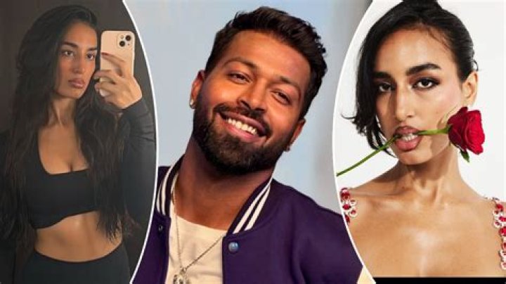 Kartik Aaryan enjoys movie date with rumoured girlfriend Dimple Sharma. Watch video – India TV