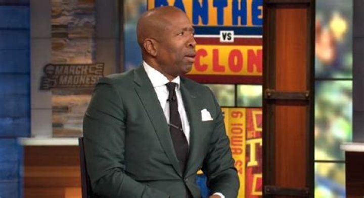 Charles Barkley's bizarre NBA shower story has Kenny Smith in disbelief as he tells him 'you're making this up'