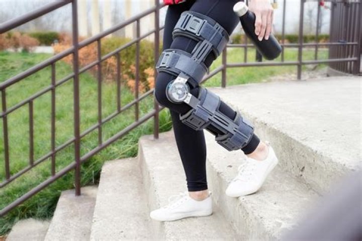 Cora Jade Spotted Wearing Knee Brace After ACL Injury