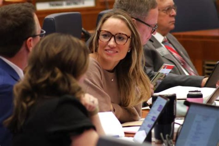 Courtney Robertson's Nude Bod "Clouded" Ben Flajnik's Judgement, Says Emily O'Brien