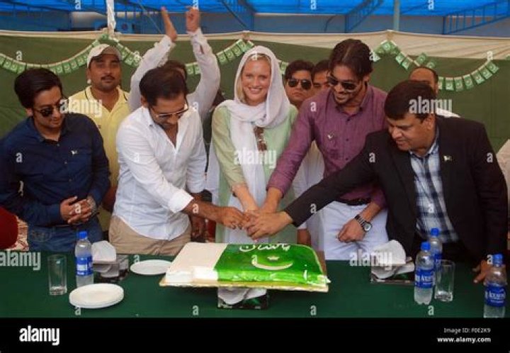 Waqar Younis issues apology for cutting Wasim Akram's birthday cake during Ramzan – India TV