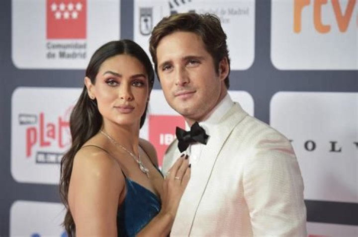 Diego Boneta Y Renata Notni: A Dynamic Duo In The Spotlight