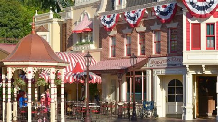 Man claims Disney parks 'brainwash' guests using food smells - and fans love it