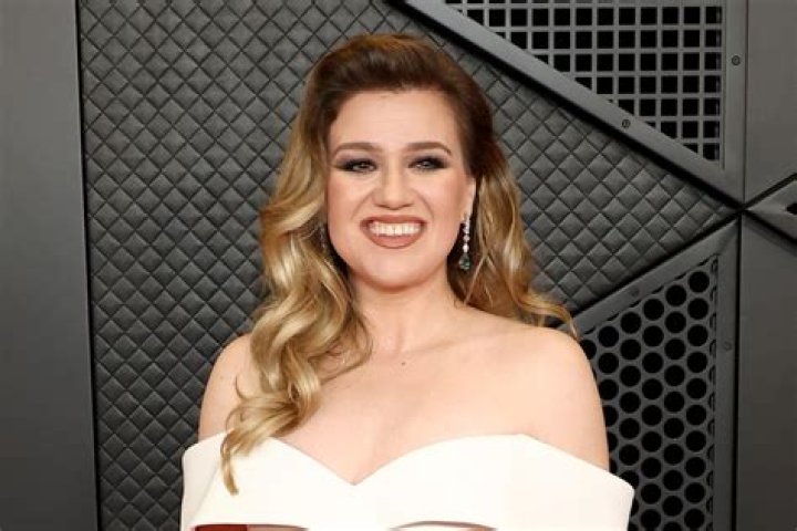 Unveiling The Linguistic Talents Of Kelly Clarkson: Does She Speak Spanish?