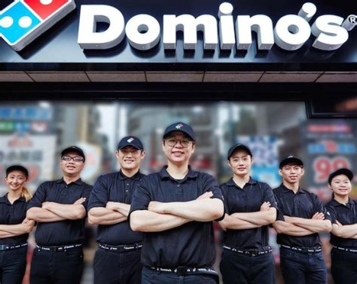 Domino’s staff pictured preparing pizzas without gloves or masks and flouting coronavirus social distancing rules – The US Sun