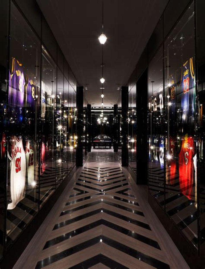Inside Drake’s 100 million dollar Toronto mansion featuring ‘awards room’ and NBA-sized basketball court – The US Sun