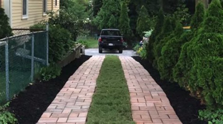 'So much better,' drivers exclaim after DIYer updates driveway with $1 Home Depot item - but he will have to mow