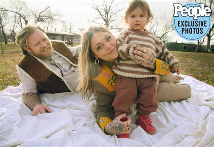 Elle King Ethnicity, Nationality, Race, Family, Body measurements, career