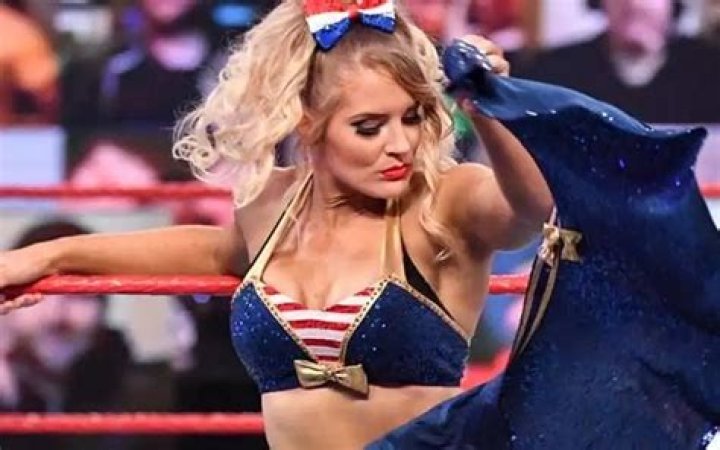 Fans Troll Lacey Evans’ Wardrobe Malfunction On WWE SmackDown