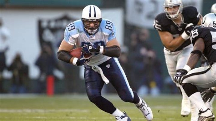 Frank Wycheck, Tennessee Titans 'Music City Miracle' hero, dies at 52