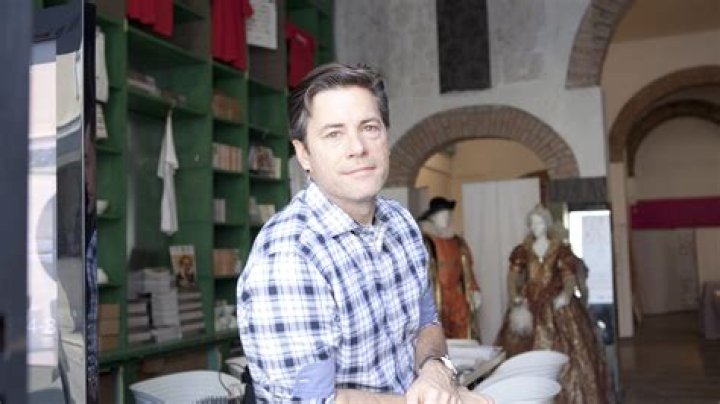 Who is the author ghostwriting Prince Harry's memoir?