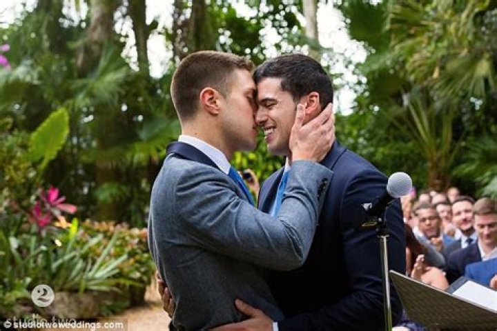 GMA fans go wild after Gio Benitez kisses hunky husband Tommy DiDario in sweet new video in front of Christmas tree