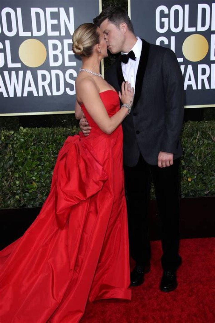 Golden Globes 2020 PDA Pics: Scarlett Johnasson, Colin Jost and More