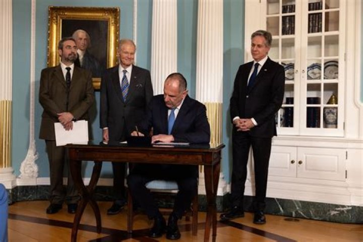 Greece signs Artemis Accords - SpaceNews