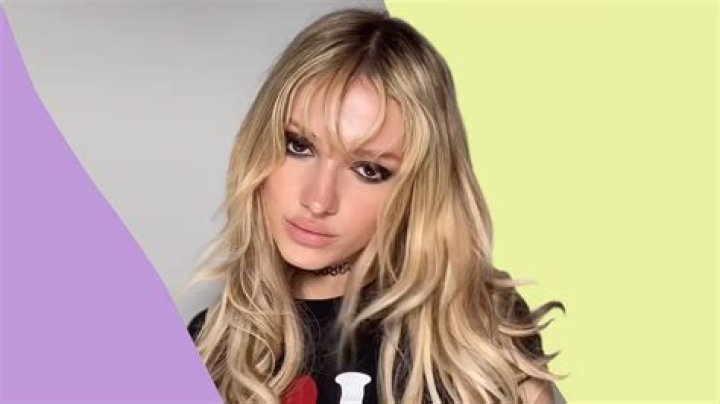 The Skinny Fringe Is Giving Us Grunge-Girl '90s Grit