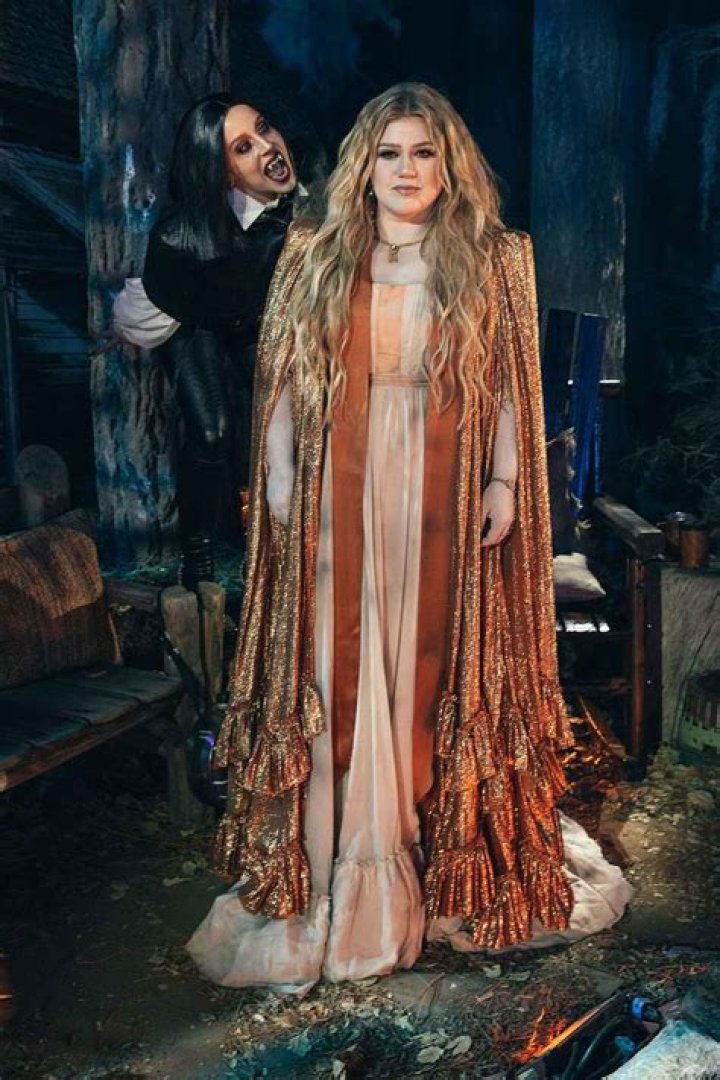 Halloween 2022: Kelly Clarkson Dresses as Haunted Stevie Nicks