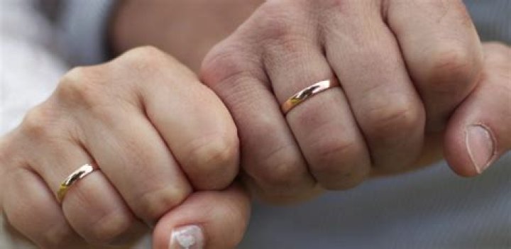 Hilary Duff Goes Without Her Wedding Ring After Mike Comrie Split: Pic