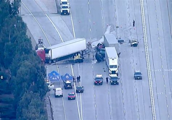 House Blocks Highway Traffic After Falling Off Truck