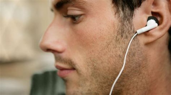 How do I wear earbuds to stop them falling out? Right way to wear headphones