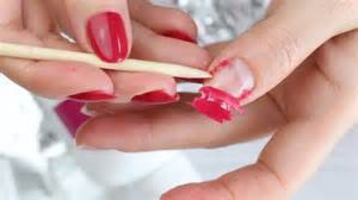 How To Remove Gel Nail Polish At Home Without Scuffing Nails
