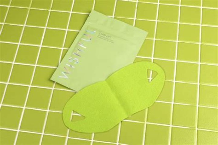 Huda Beauty Chin Lift Sculpting Sheet Mask Review